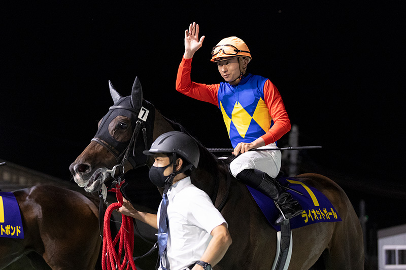 2025年 ライオットガール 直線、人気馬2頭を一気に差し切る