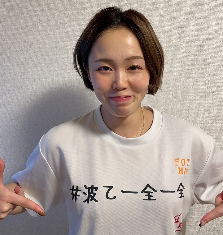 オリジナルのTシャツを披露する山川選手