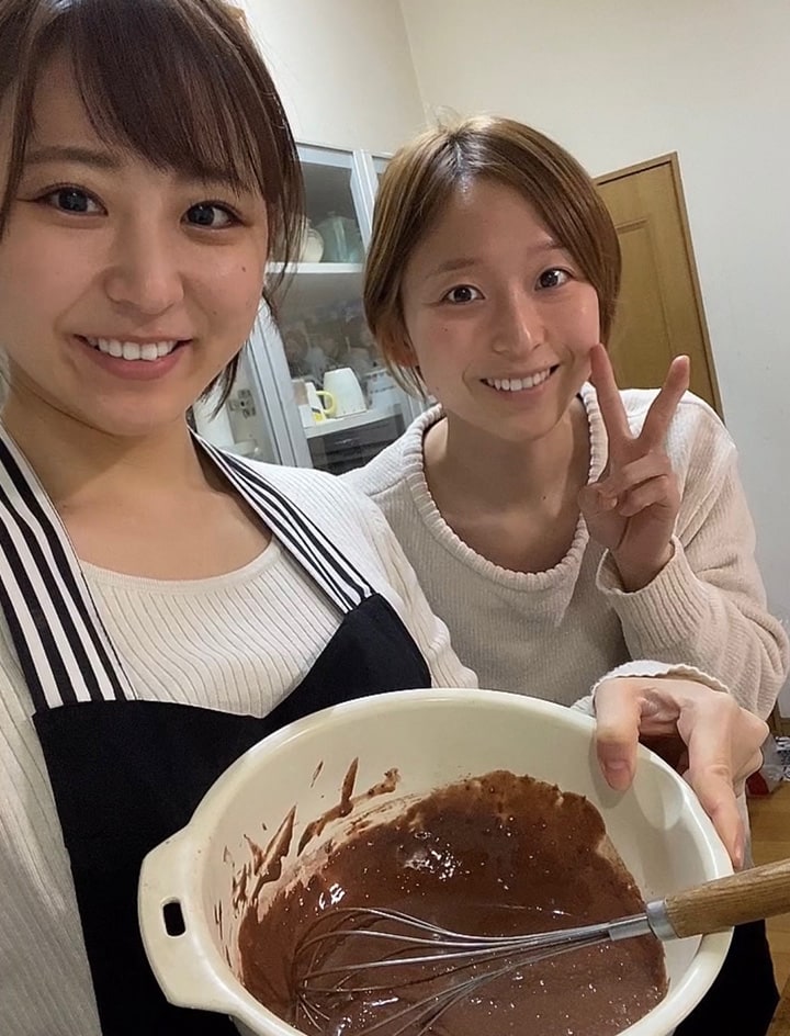 お菓子作りを行う姉・西岡育美選手(左)と西岡成美選手(右)